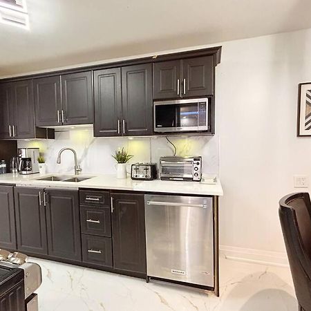 טורונטו Super Luxury Family Home - 3 Bedrooms, 1 Full Bathroom And 1 Half Washroom With Free Parking, Wifi, Netflix מראה חיצוני תמונה