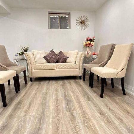 טורונטו Super Luxury Family Home - 3 Bedrooms, 1 Full Bathroom And 1 Half Washroom With Free Parking, Wifi, Netflix מראה חיצוני תמונה