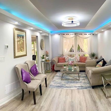 טורונטו Super Luxury Family Home - 3 Bedrooms, 1 Full Bathroom And 1 Half Washroom With Free Parking, Wifi, Netflix מראה חיצוני תמונה