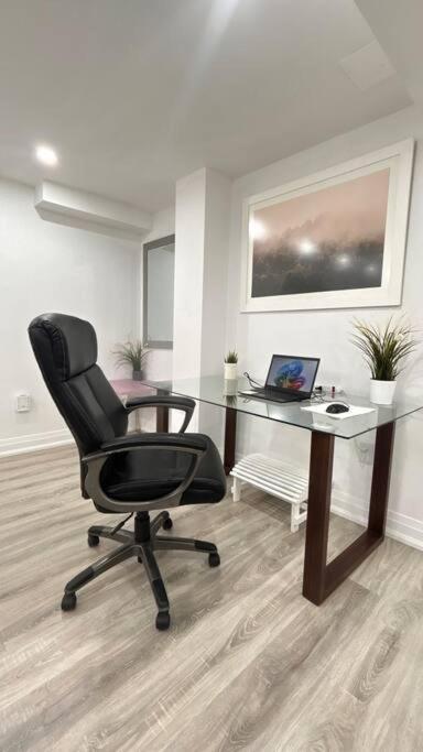 טורונטו Super Luxury Family Home - 3 Bedrooms, 1 Full Bathroom And 1 Half Washroom With Free Parking, Wifi, Netflix מראה חיצוני תמונה