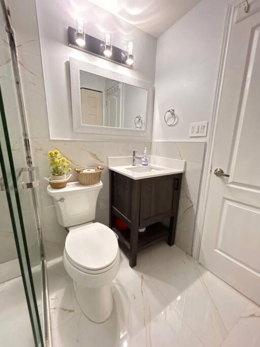 טורונטו Super Luxury Family Home - 3 Bedrooms, 1 Full Bathroom And 1 Half Washroom With Free Parking, Wifi, Netflix מראה חיצוני תמונה