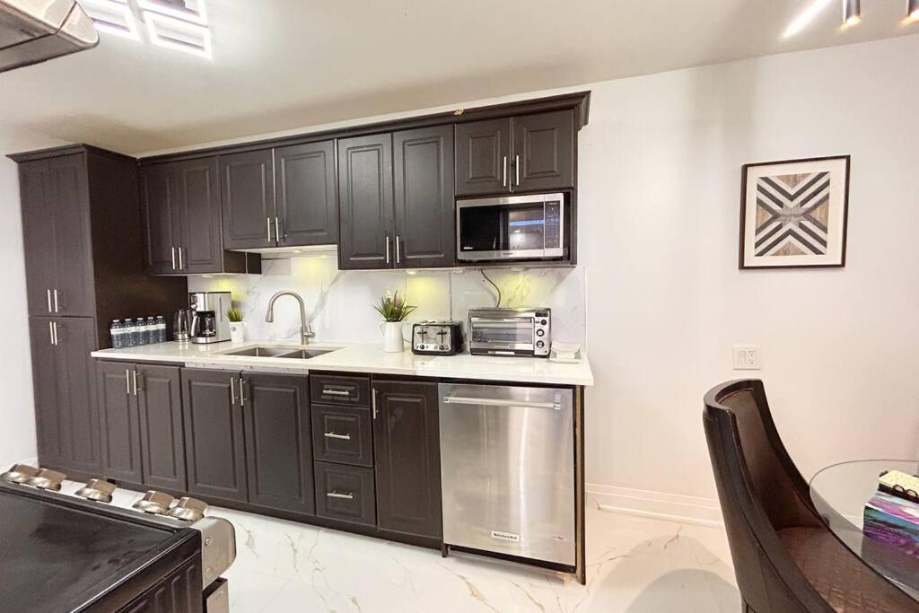 טורונטו Super Luxury Family Home - 3 Bedrooms, 1 Full Bathroom And 1 Half Washroom With Free Parking, Wifi, Netflix מראה חיצוני תמונה