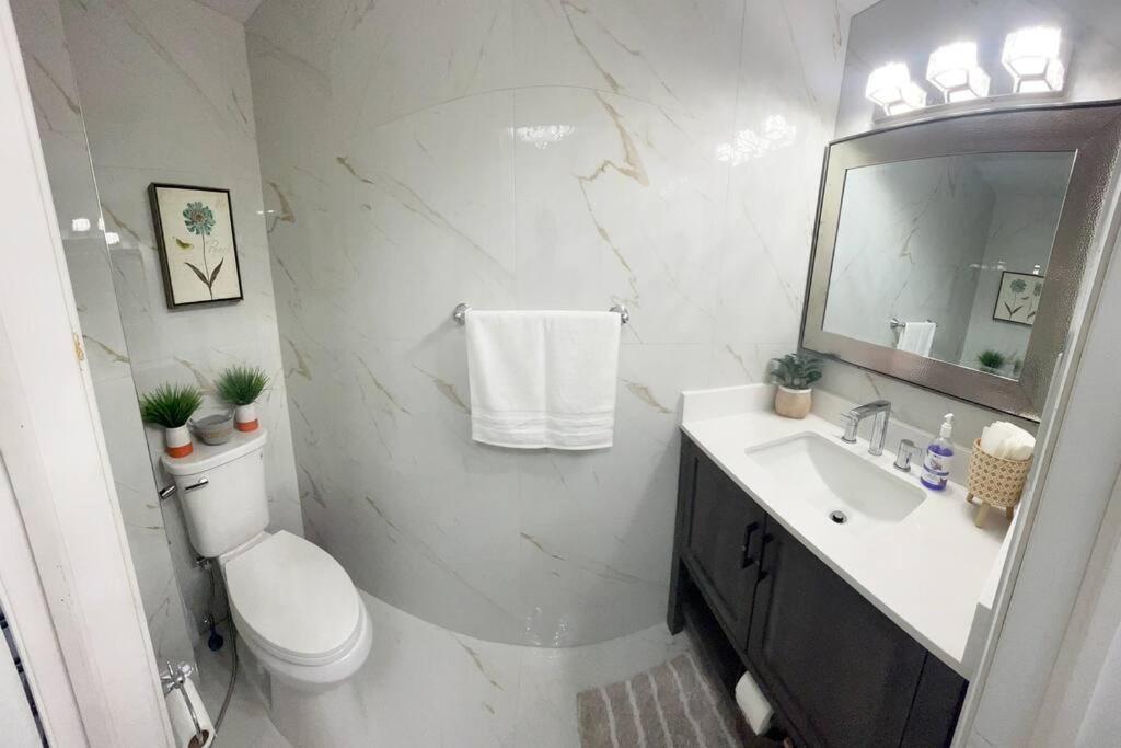 טורונטו Super Luxury Family Home - 3 Bedrooms, 1 Full Bathroom And 1 Half Washroom With Free Parking, Wifi, Netflix מראה חיצוני תמונה