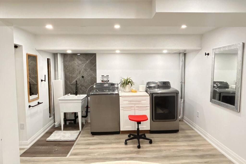 טורונטו Super Luxury Family Home - 3 Bedrooms, 1 Full Bathroom And 1 Half Washroom With Free Parking, Wifi, Netflix מראה חיצוני תמונה