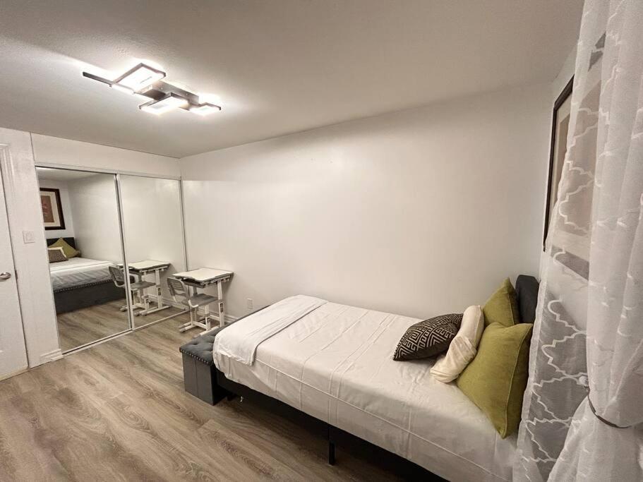טורונטו Super Luxury Family Home - 3 Bedrooms, 1 Full Bathroom And 1 Half Washroom With Free Parking, Wifi, Netflix מראה חיצוני תמונה