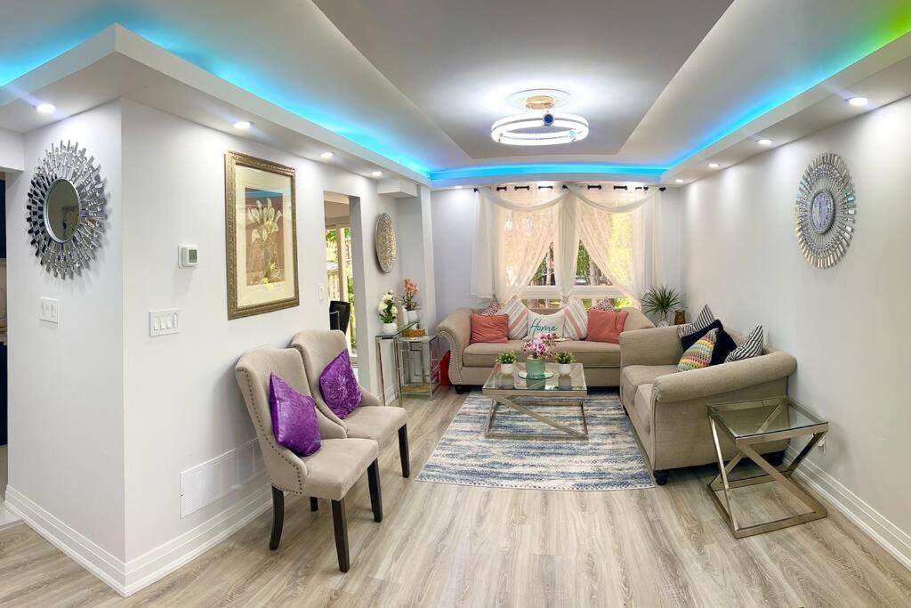 טורונטו Super Luxury Family Home - 3 Bedrooms, 1 Full Bathroom And 1 Half Washroom With Free Parking, Wifi, Netflix מראה חיצוני תמונה