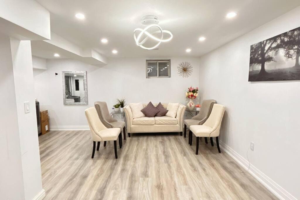 טורונטו Super Luxury Family Home - 3 Bedrooms, 1 Full Bathroom And 1 Half Washroom With Free Parking, Wifi, Netflix מראה חיצוני תמונה