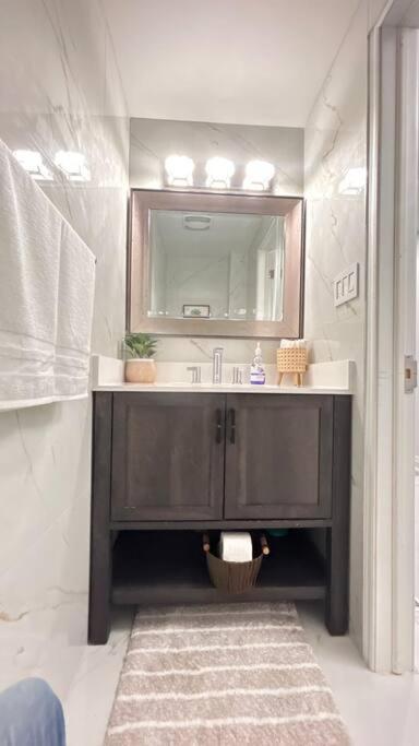טורונטו Super Luxury Family Home - 3 Bedrooms, 1 Full Bathroom And 1 Half Washroom With Free Parking, Wifi, Netflix מראה חיצוני תמונה