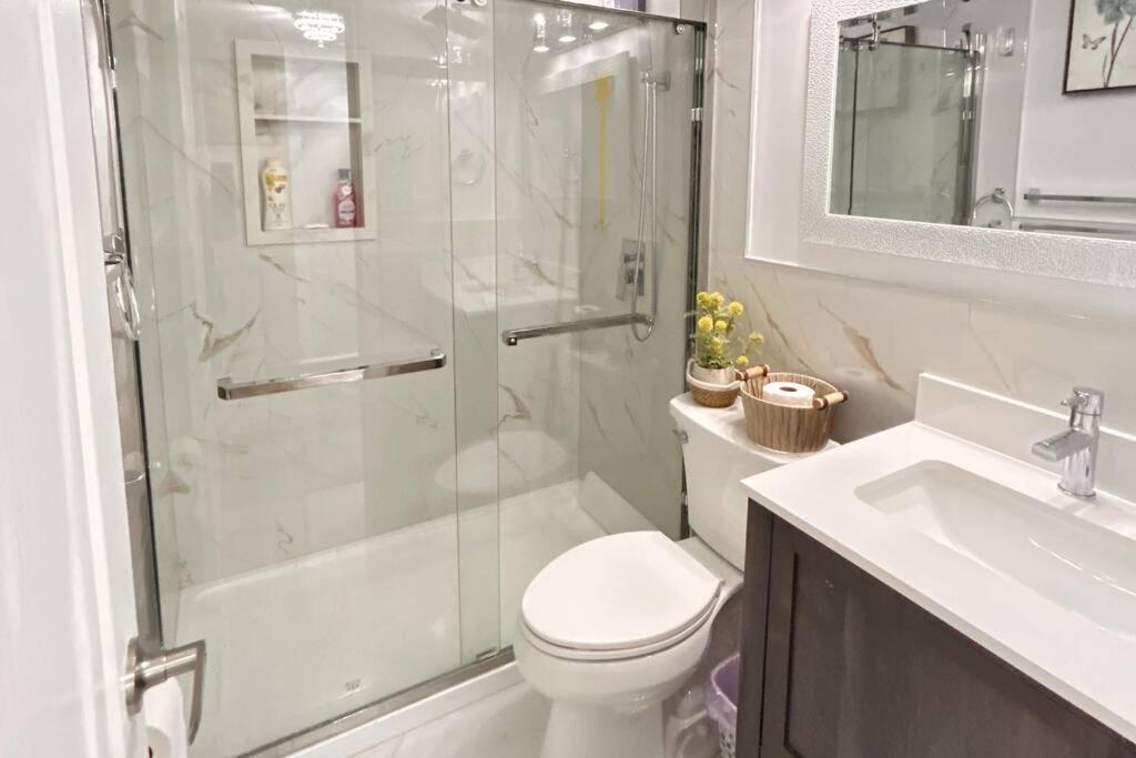 טורונטו Super Luxury Family Home - 3 Bedrooms, 1 Full Bathroom And 1 Half Washroom With Free Parking, Wifi, Netflix מראה חיצוני תמונה