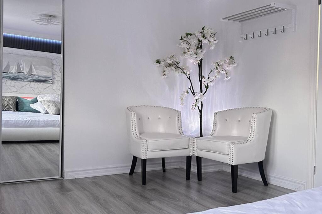 טורונטו Super Luxury Family Home - 3 Bedrooms, 1 Full Bathroom And 1 Half Washroom With Free Parking, Wifi, Netflix מראה חיצוני תמונה