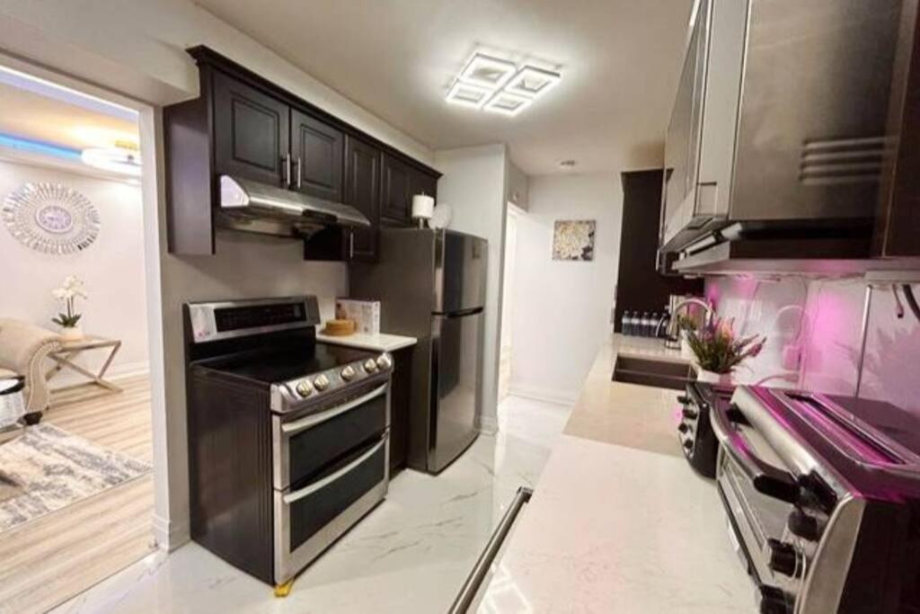 טורונטו Super Luxury Family Home - 3 Bedrooms, 1 Full Bathroom And 1 Half Washroom With Free Parking, Wifi, Netflix מראה חיצוני תמונה