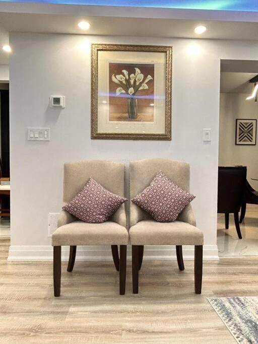 טורונטו Super Luxury Family Home - 3 Bedrooms, 1 Full Bathroom And 1 Half Washroom With Free Parking, Wifi, Netflix מראה חיצוני תמונה