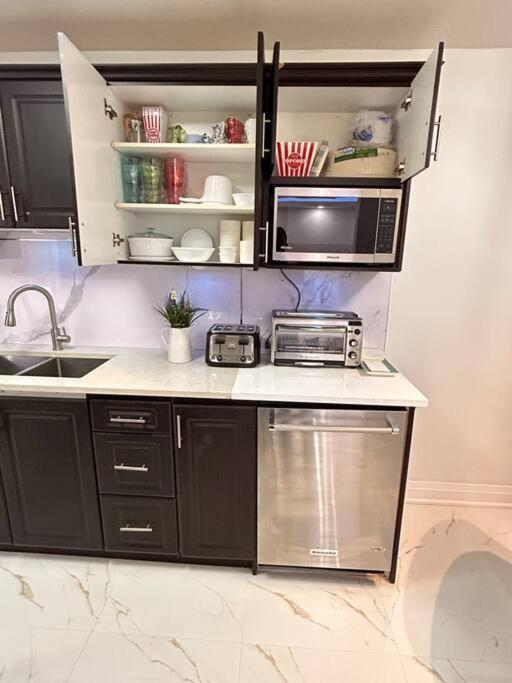 טורונטו Super Luxury Family Home - 3 Bedrooms, 1 Full Bathroom And 1 Half Washroom With Free Parking, Wifi, Netflix מראה חיצוני תמונה